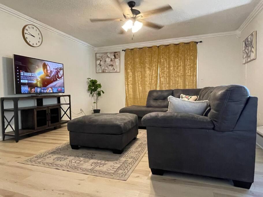 Springfield Vacations - Monthly Stays at Comfort Villa - Property Image 1