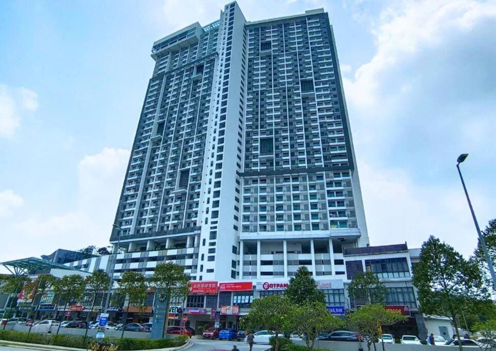 Lovely Cybersquare Ensuite with Skyline View #CS6 photo 4