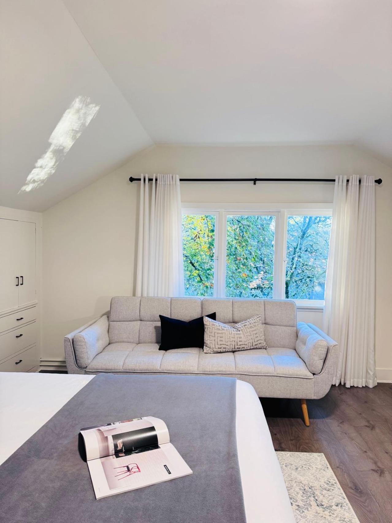 Deluxe Queen Room Private Ensuite Vancouver West