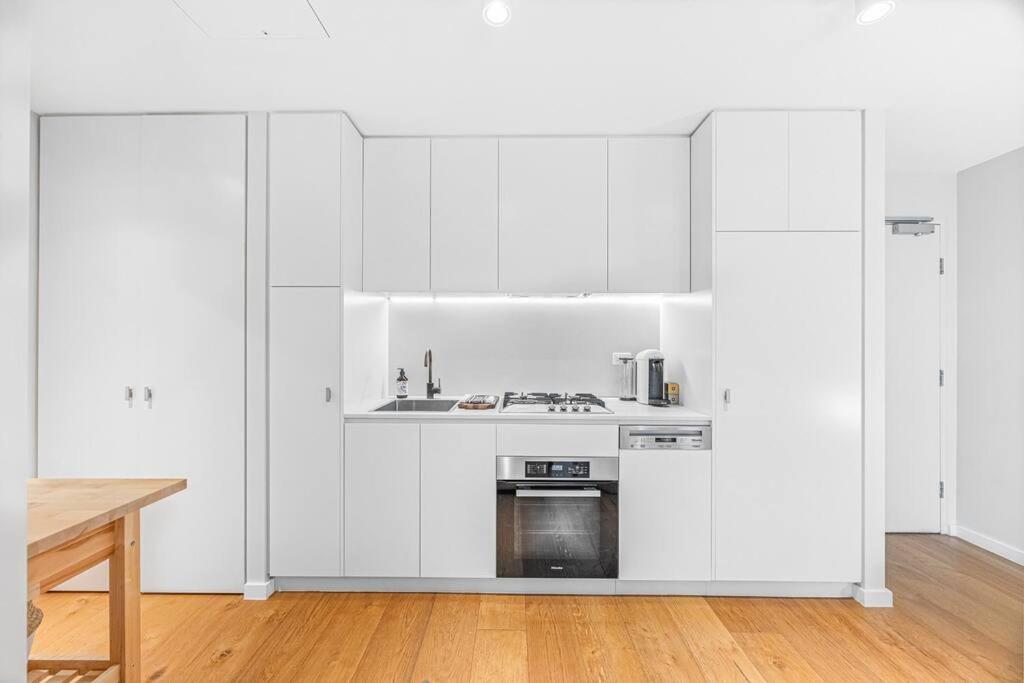 Modern & Quiet 1BR Apartment with Private Garden in Bondi close to the Beach