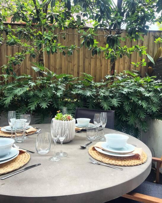 Modern & Quiet 1BR Apartment with Private Garden in Bondi close to the Beach