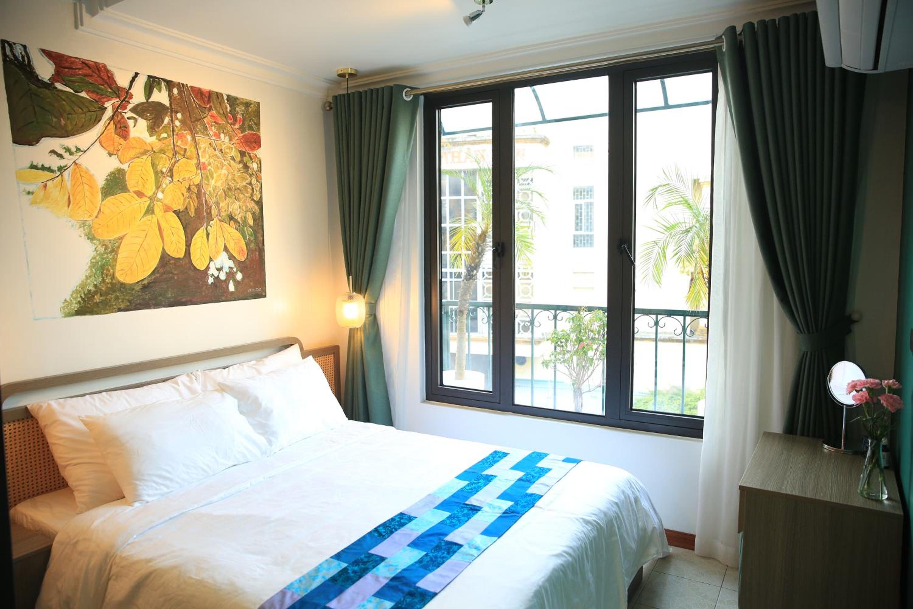 Amazing View, Natural View, 3' To Hoan Kiem Lake, Free Wifi, Netflix, 2 Beds, 1 Toilet-2 Showers