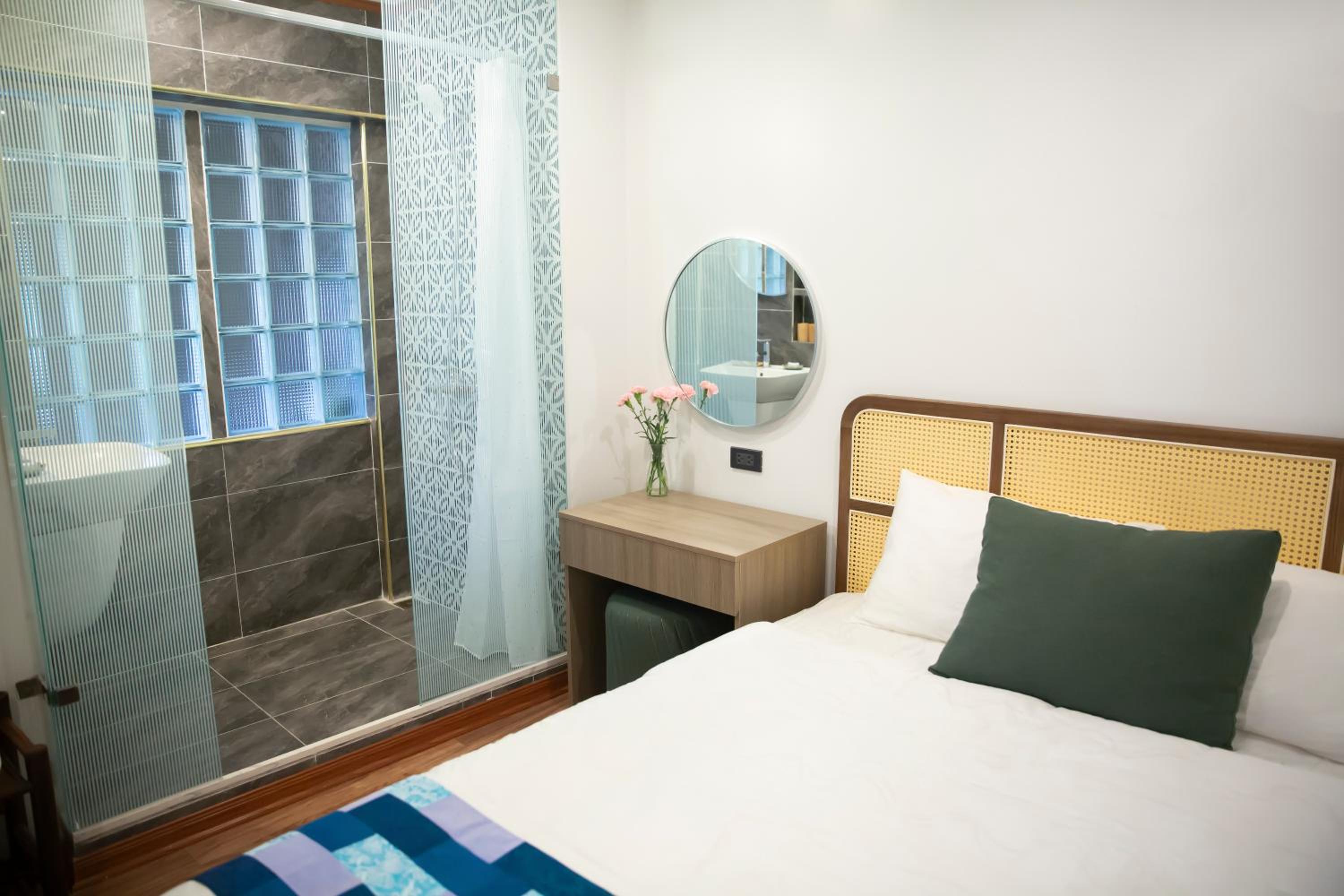 Amazing View, Natural View, 3' To Hoan Kiem Lake, Free Wifi, Netflix, 2 Beds, 1 Toilet-2 Showers