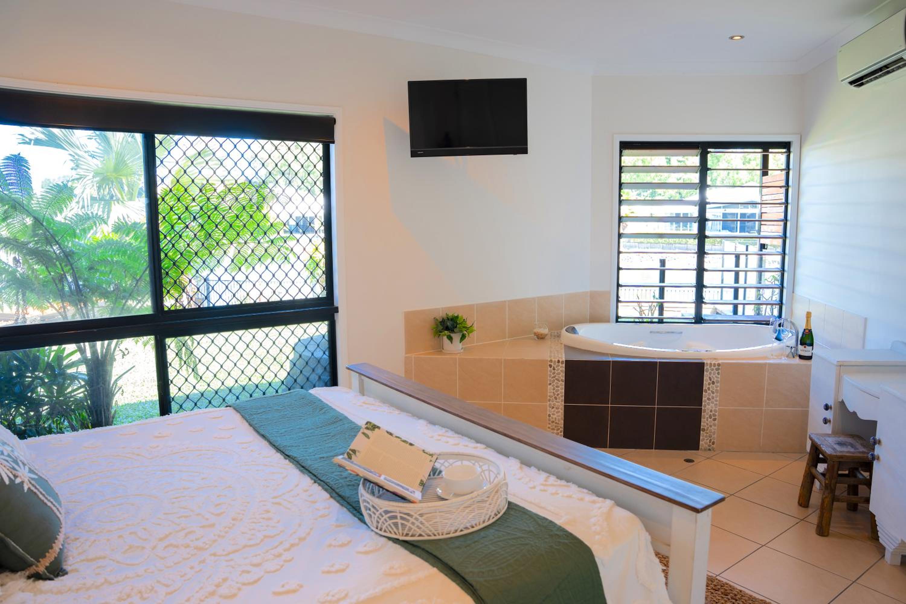 Lake House, pet friendly, stroll to beach & cafes
