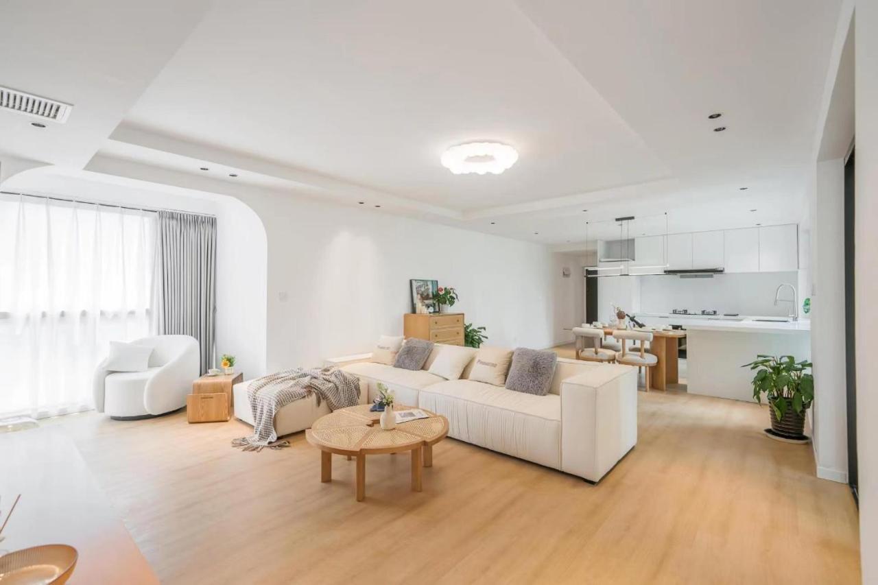 Eastern Hub - ZhongShan Park Branch Three Bedroom Bright French Windows, Open Kitchen in Downtown Area