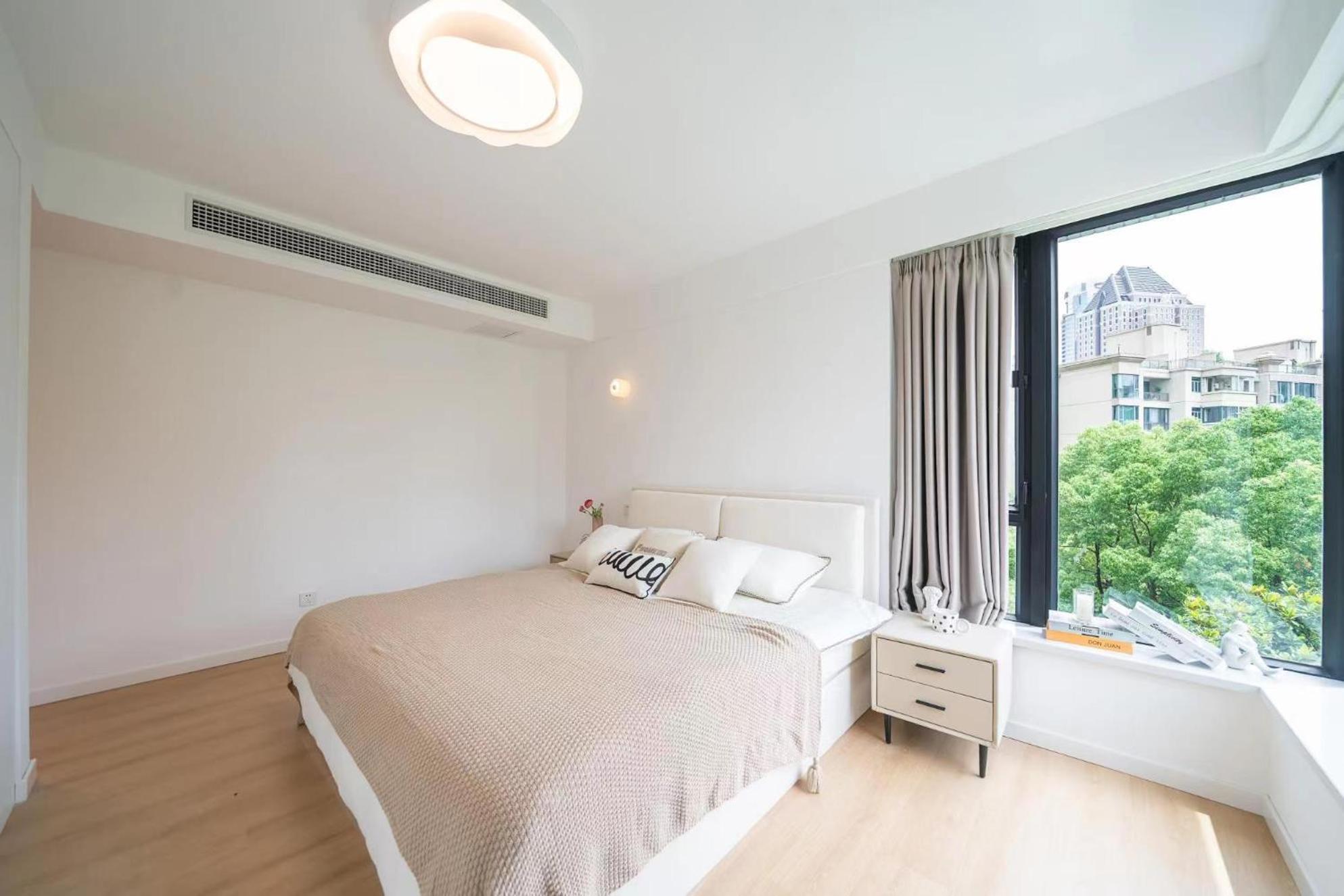 Eastern Hub - ZhongShan Park Branch Three Bedroom Bright French Windows, Open Kitchen in Downtown Area