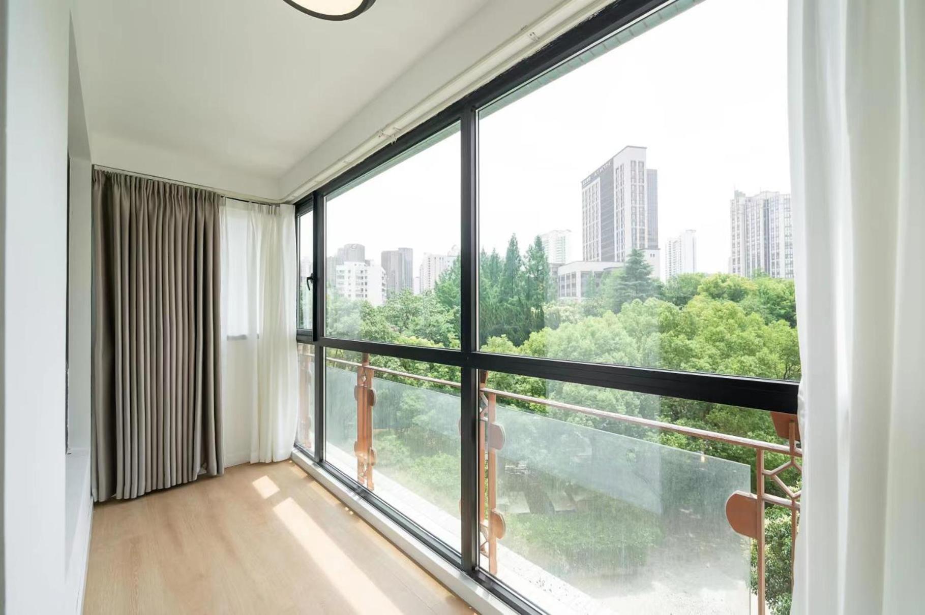 Eastern Hub - ZhongShan Park Branch Three Bedroom Bright French Windows, Open Kitchen in Downtown Area