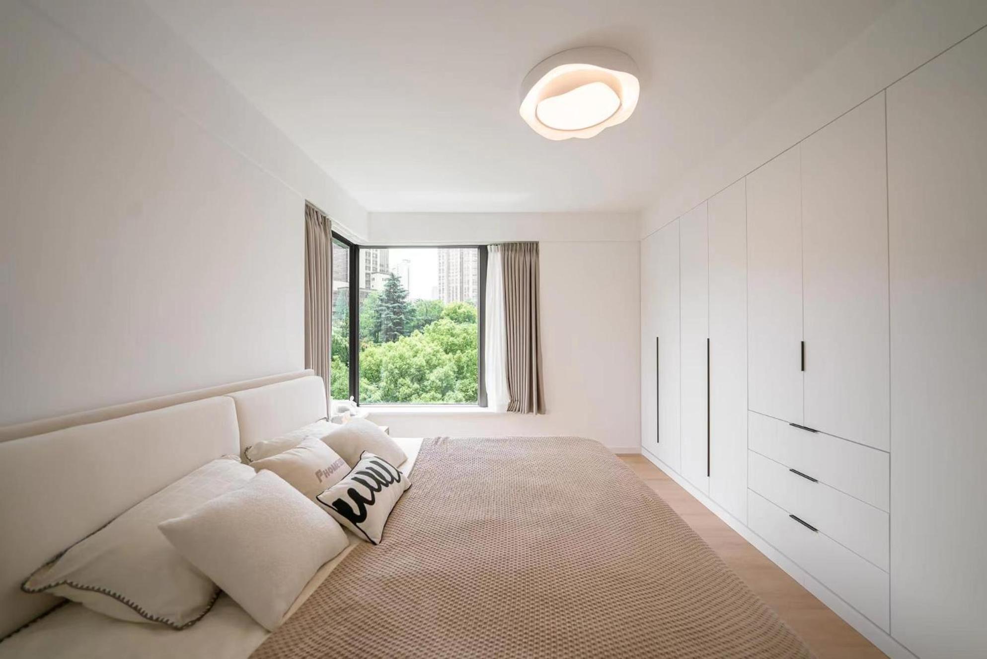 Eastern Hub - ZhongShan Park Branch Three Bedroom Bright French Windows, Open Kitchen in Downtown Area