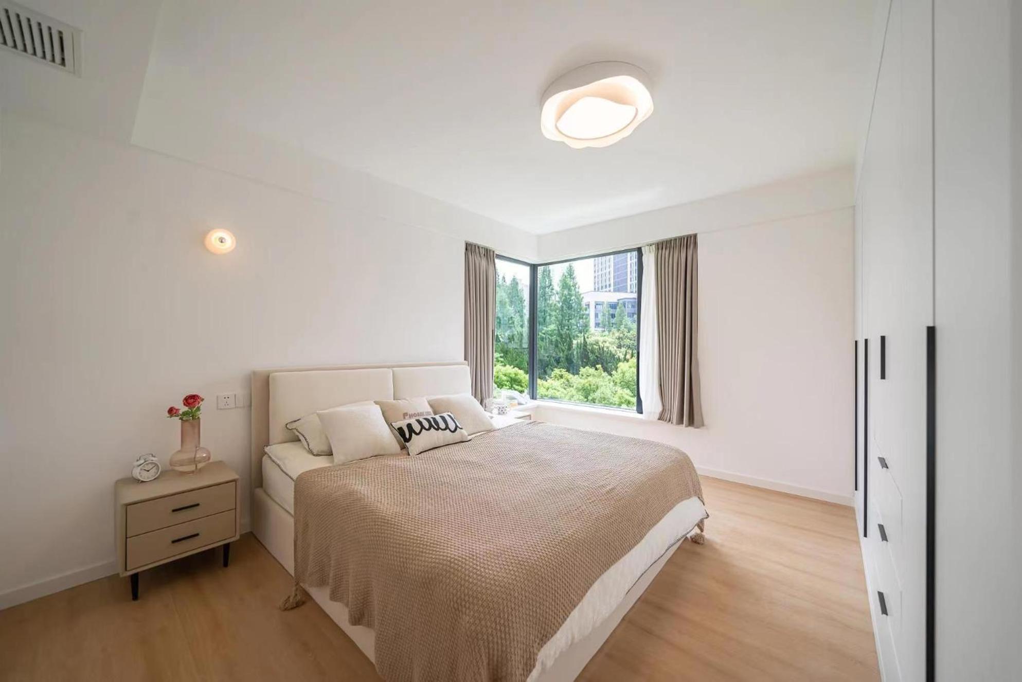 Eastern Hub - ZhongShan Park Branch Three Bedroom Bright French Windows, Open Kitchen in Downtown Area