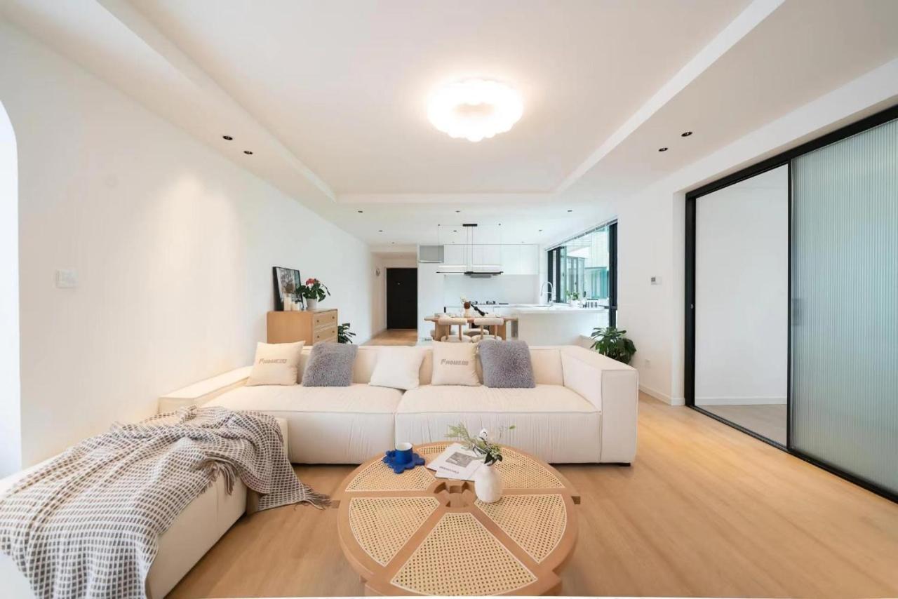 Eastern Hub - ZhongShan Park Branch Three Bedroom Bright French Windows, Open Kitchen in Downtown Area