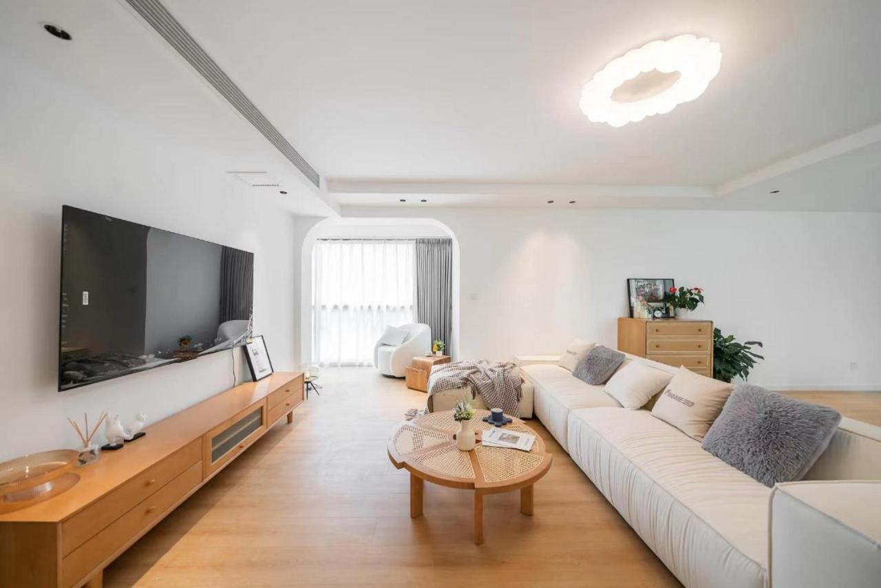 Eastern Hub - ZhongShan Park Branch Three Bedroom Bright French Windows, Open Kitchen in Downtown Area