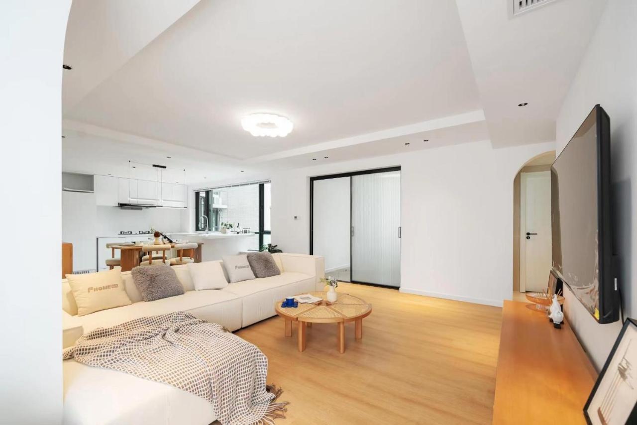 Eastern Hub - ZhongShan Park Branch Three Bedroom Bright French Windows, Open Kitchen in Downtown Area