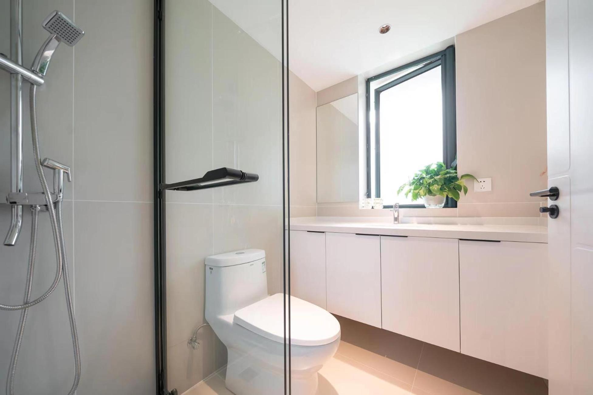 Eastern Hub - ZhongShan Park Branch Three Bedroom Bright French Windows, Open Kitchen in Downtown Area