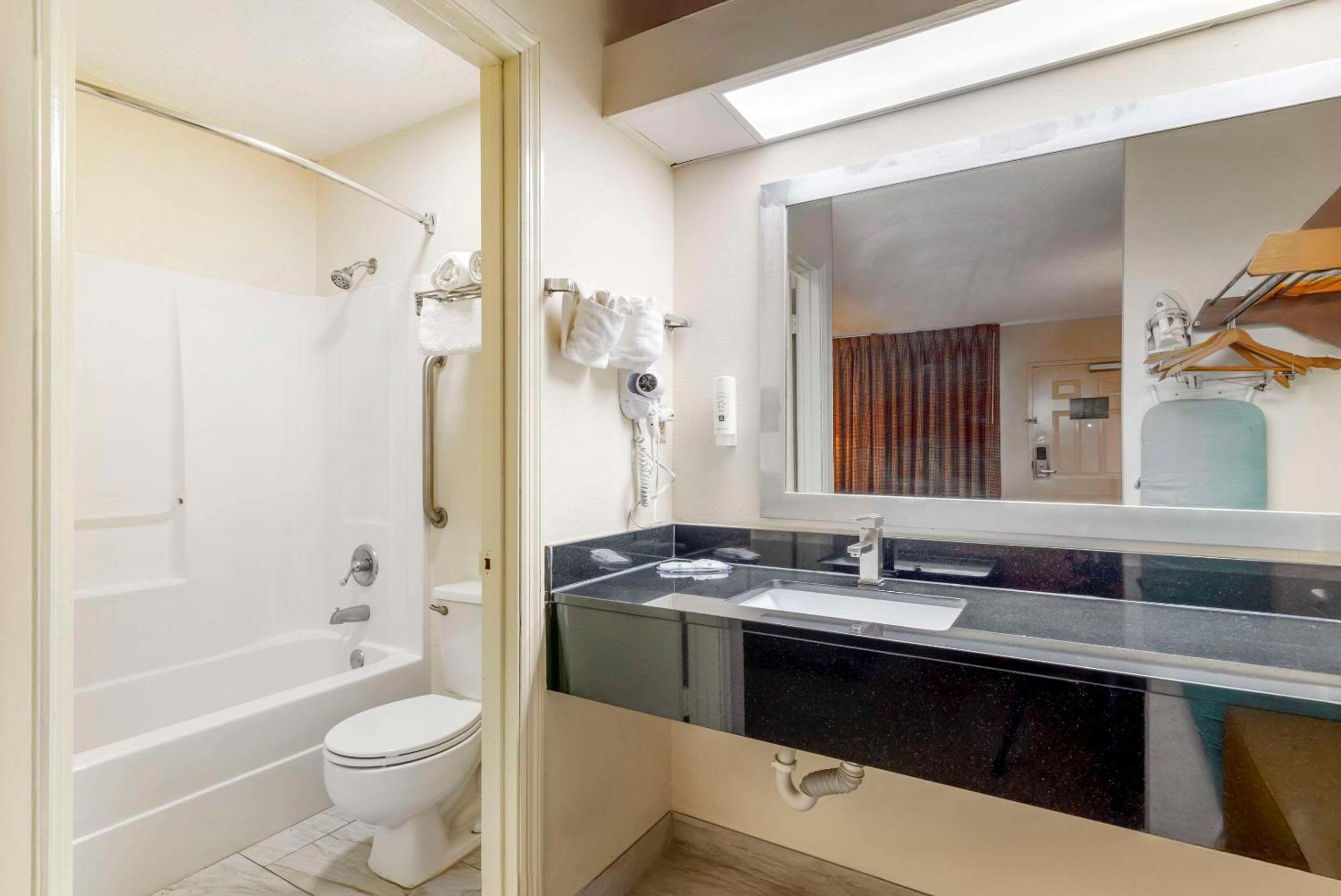 Cordele Vacations - Quality Inn - Property Image 4