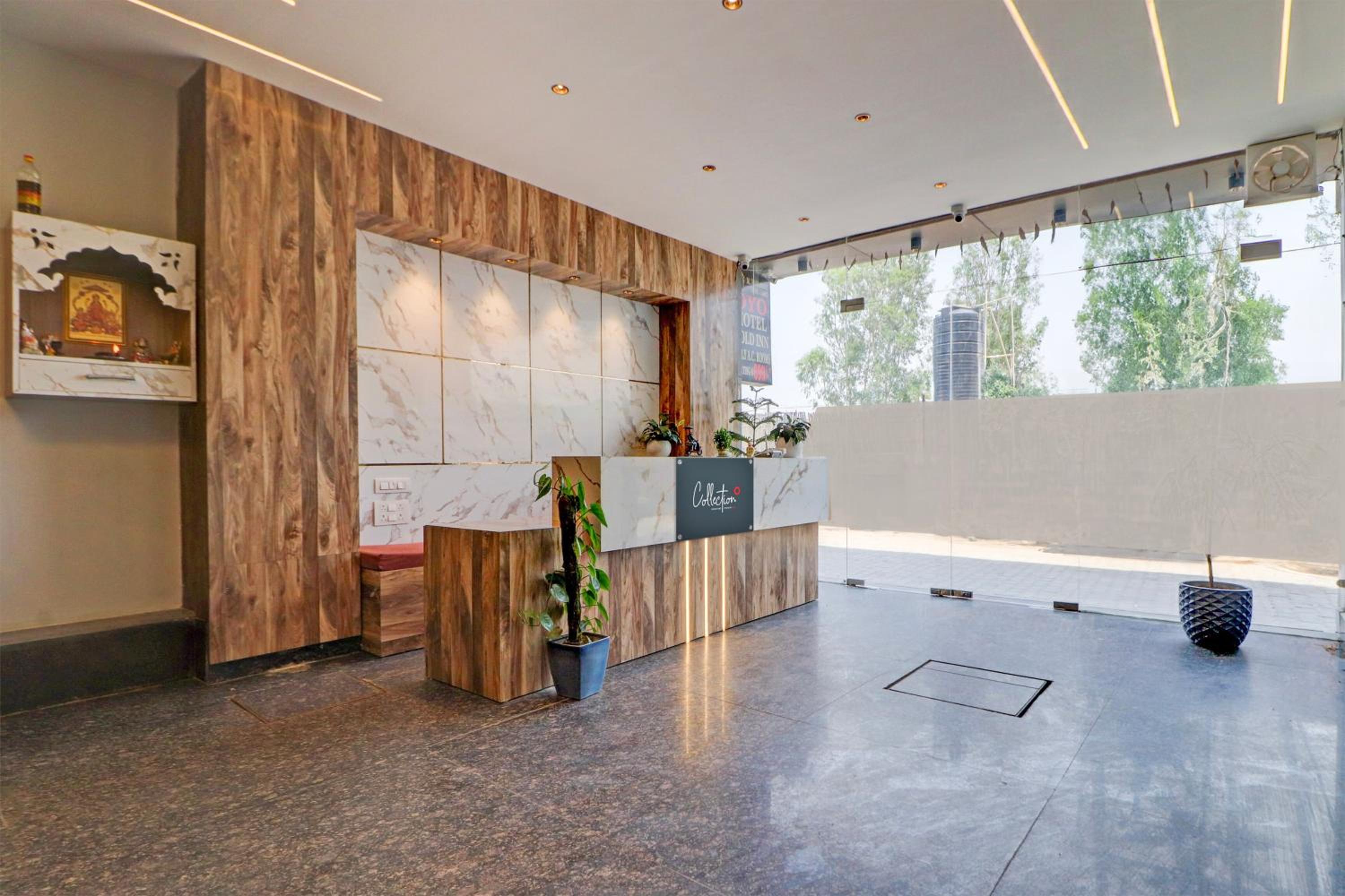 Lobby & Reception