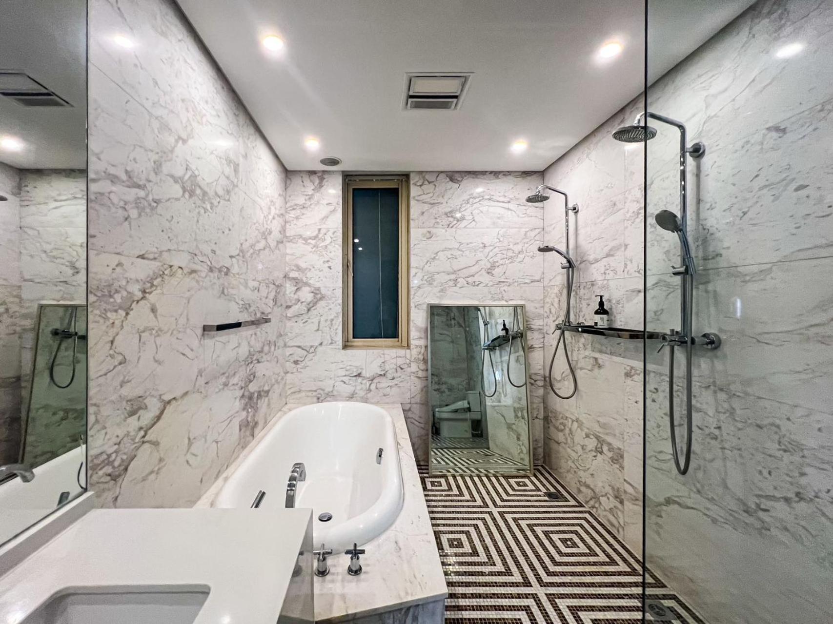 Eastern Hub - XinTianDi Branch Super Luxury 4 Bedrooms 3 Bathrooms Premium Quality Apt