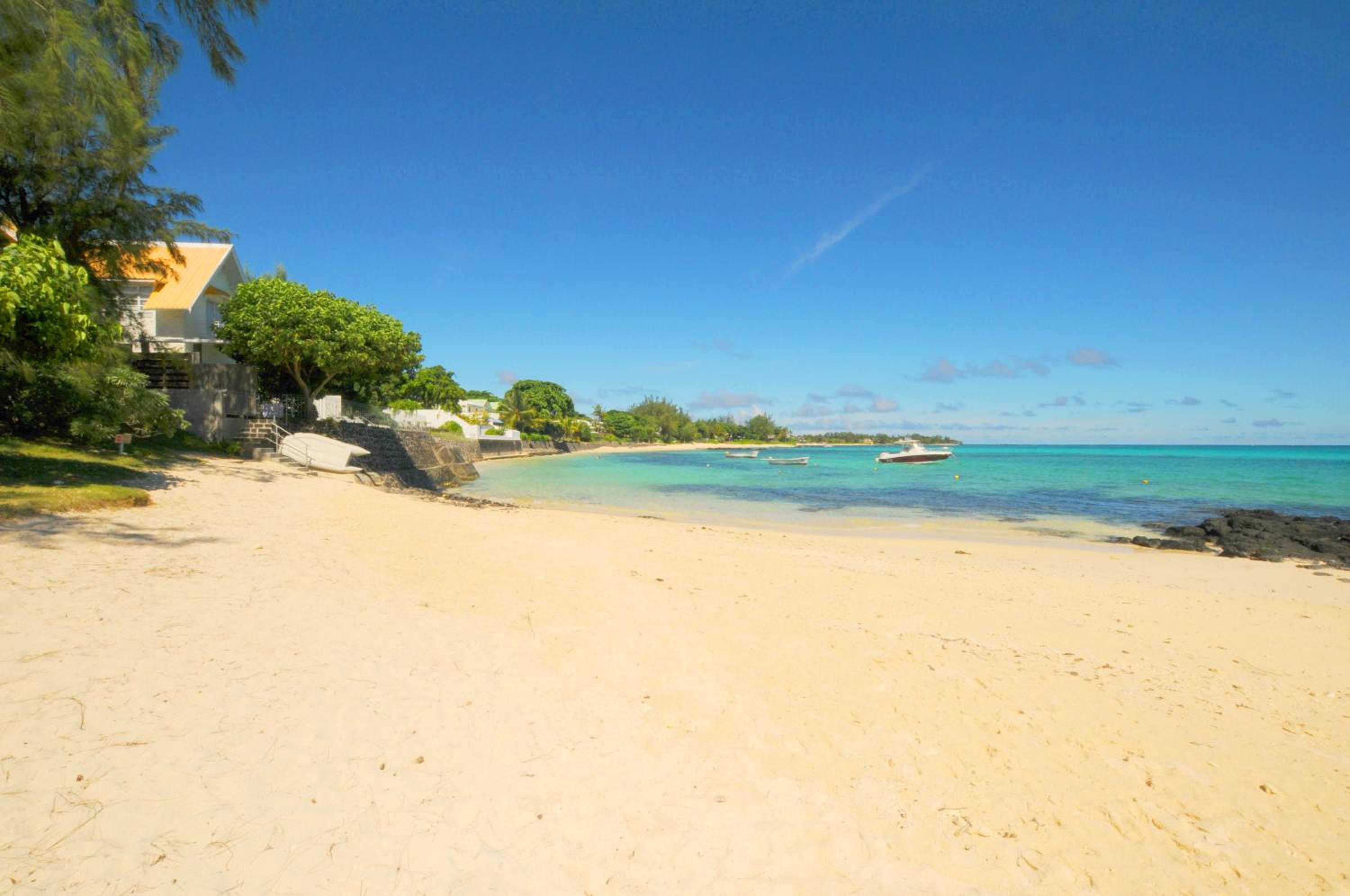 Ernestville 2 beachfront Villa Pointe aux Canonniers view 4