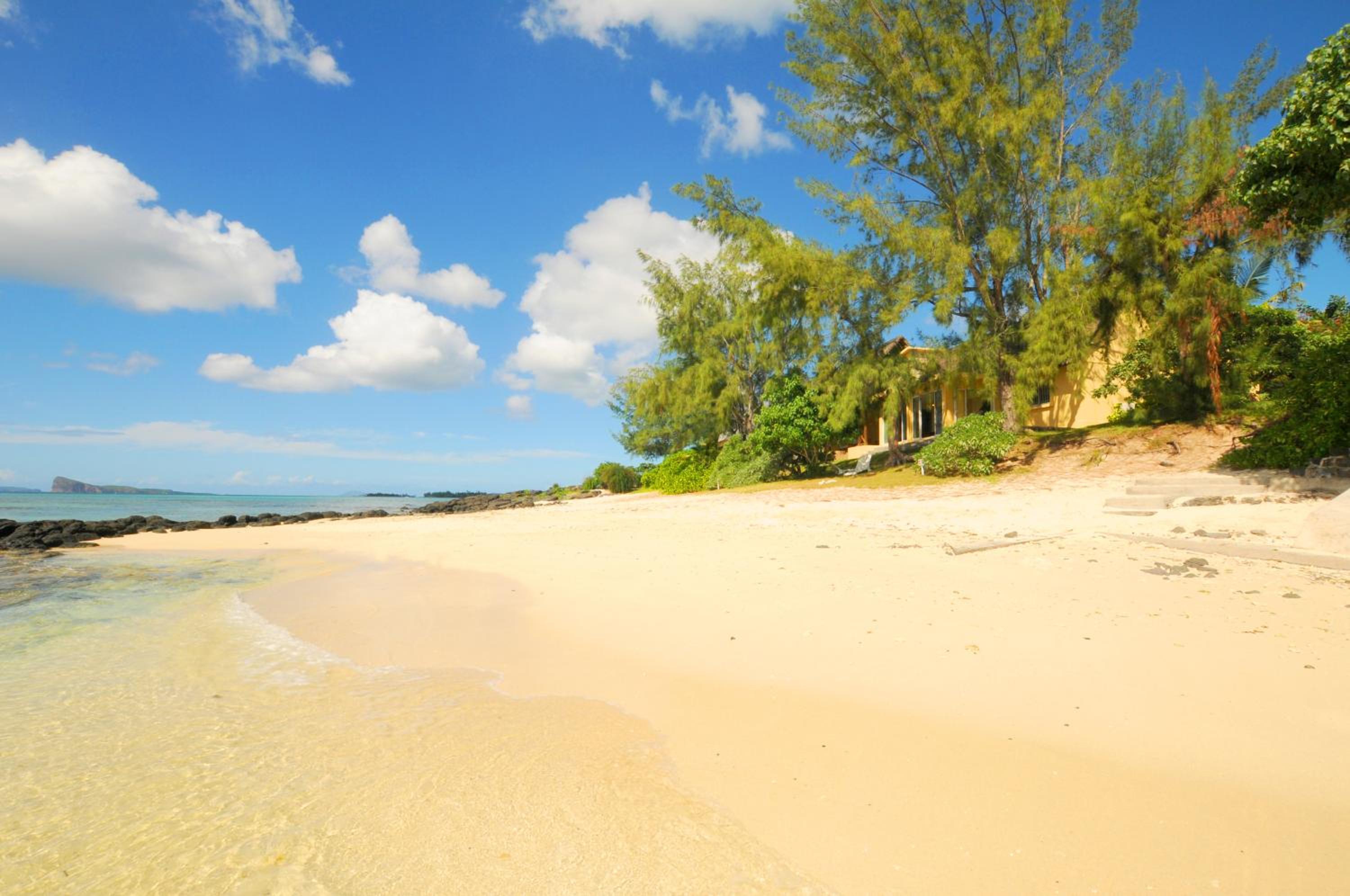 Ernestville 2 beachfront Villa Pointe aux Canonniers view 5