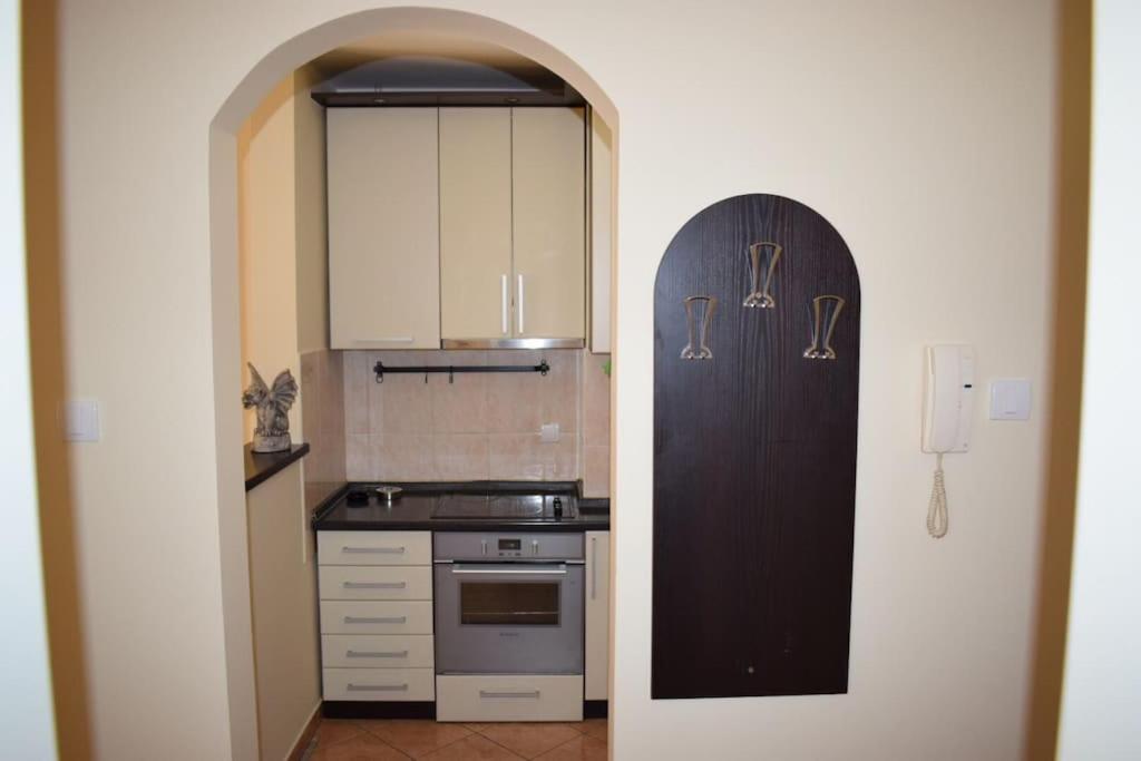 1 Bdr Apt Wlk Distance to Center City free parking