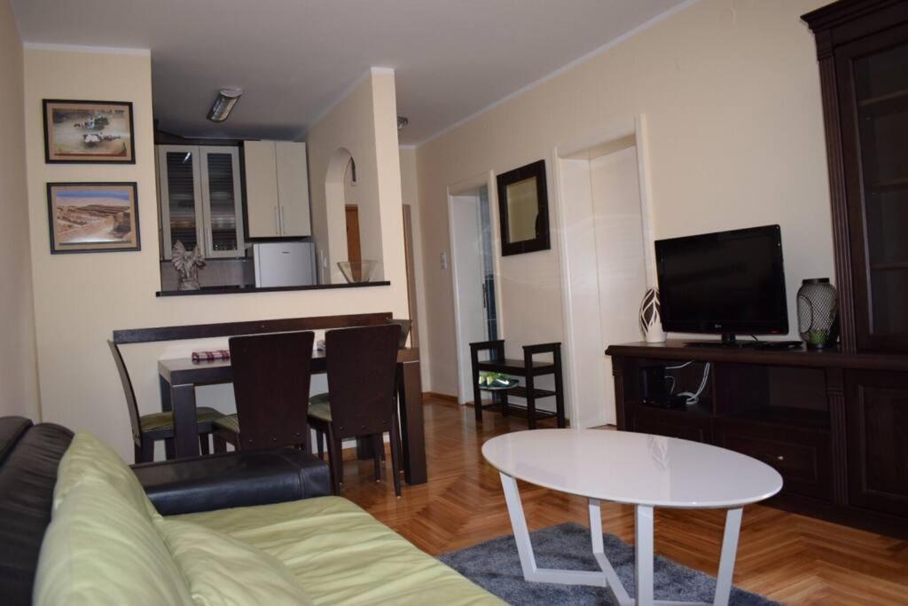 1 Bdr Apt Wlk Distance to Center City free parking