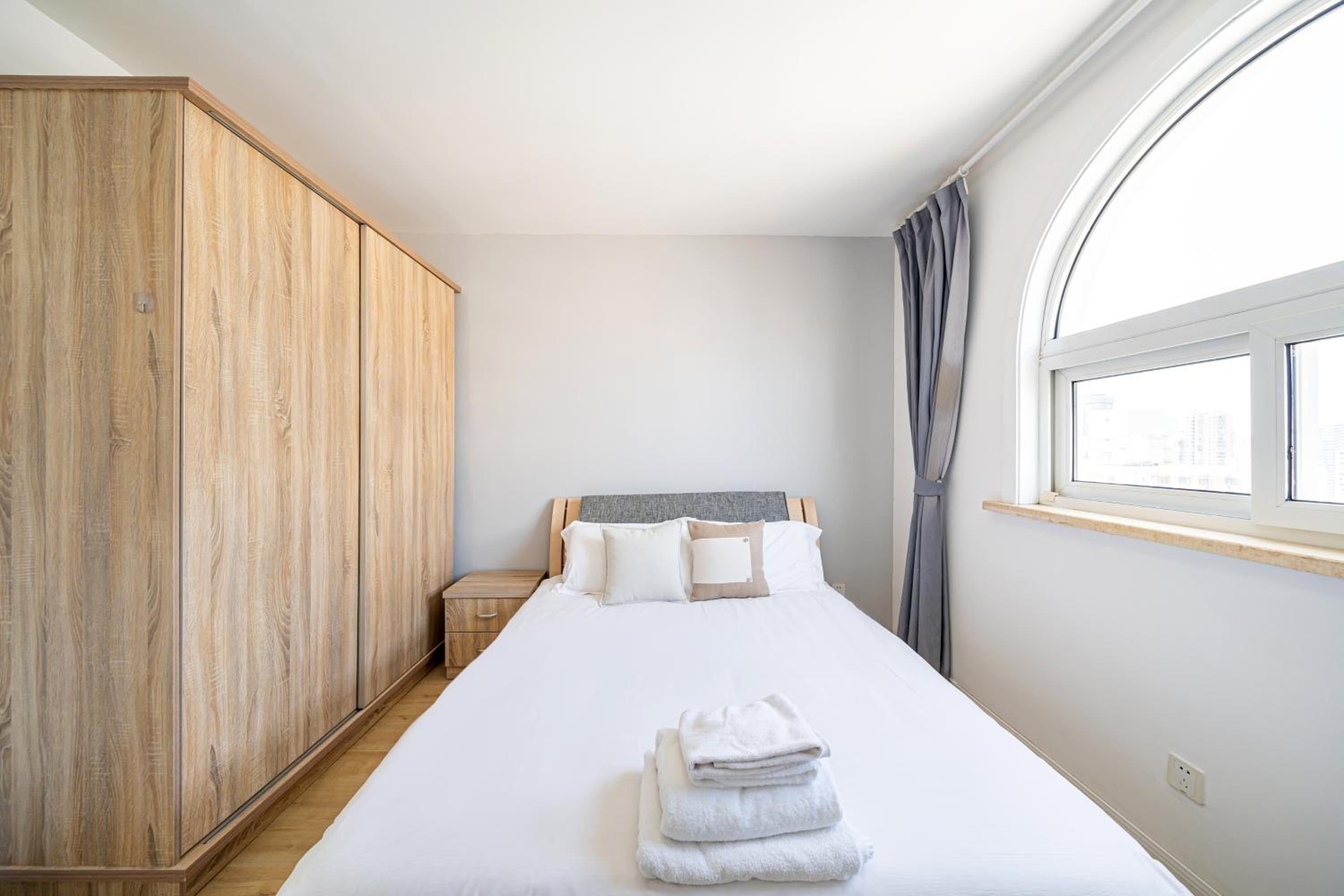 JinAn Apt,3 bedrooms,2 bathrooms,Jing'an District