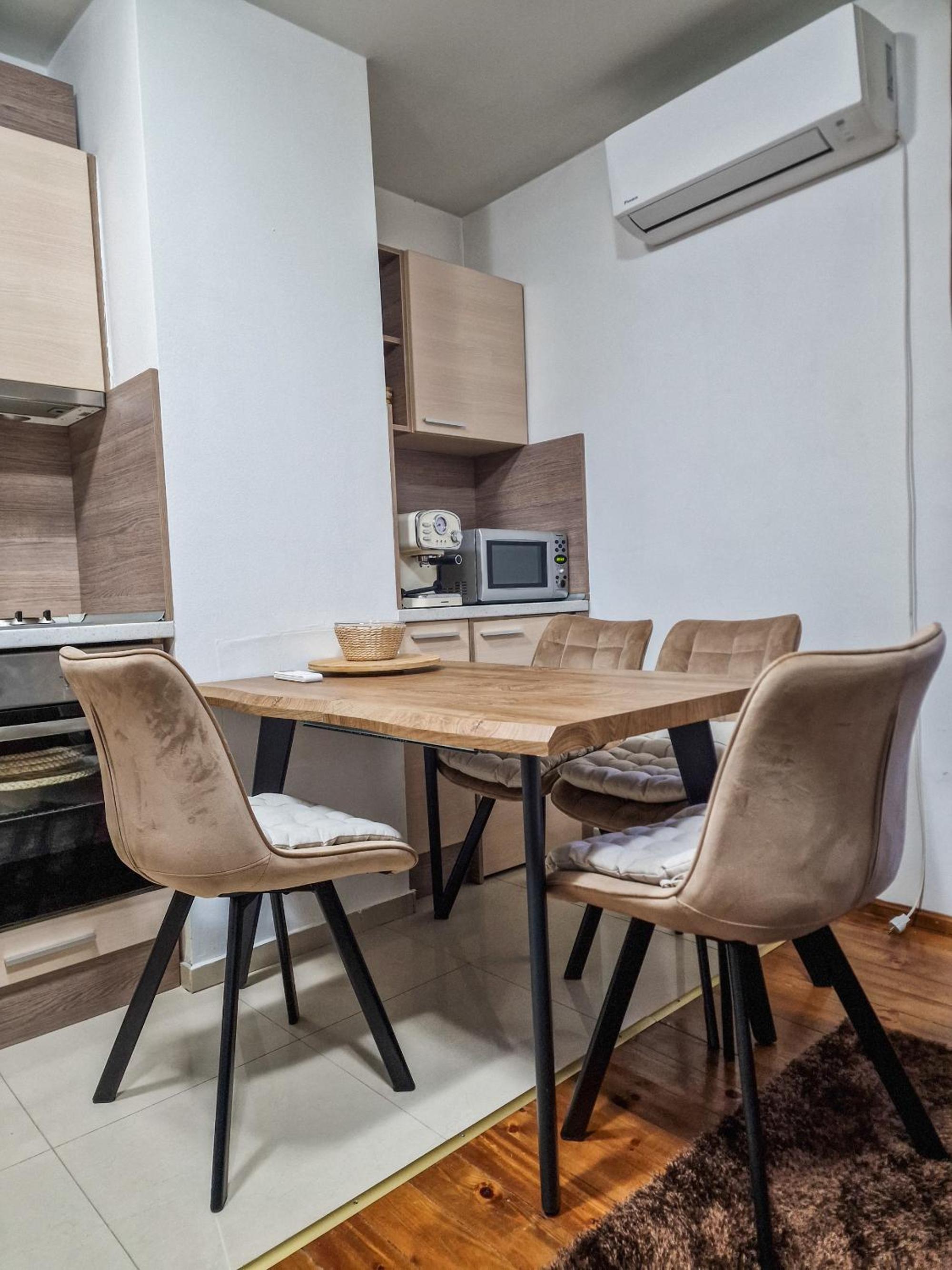 Central Bansko Flat for Rent, Steps from Gondola and Historic Old Town, Perfect for Skiers!