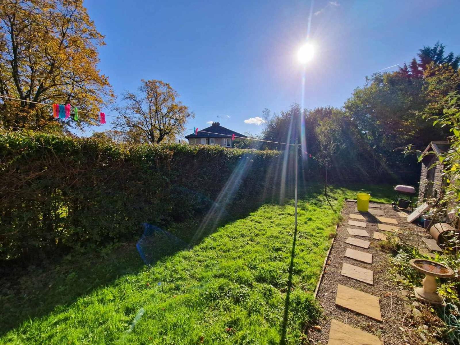 Harrogate Entire House, free private parking and garden view 4