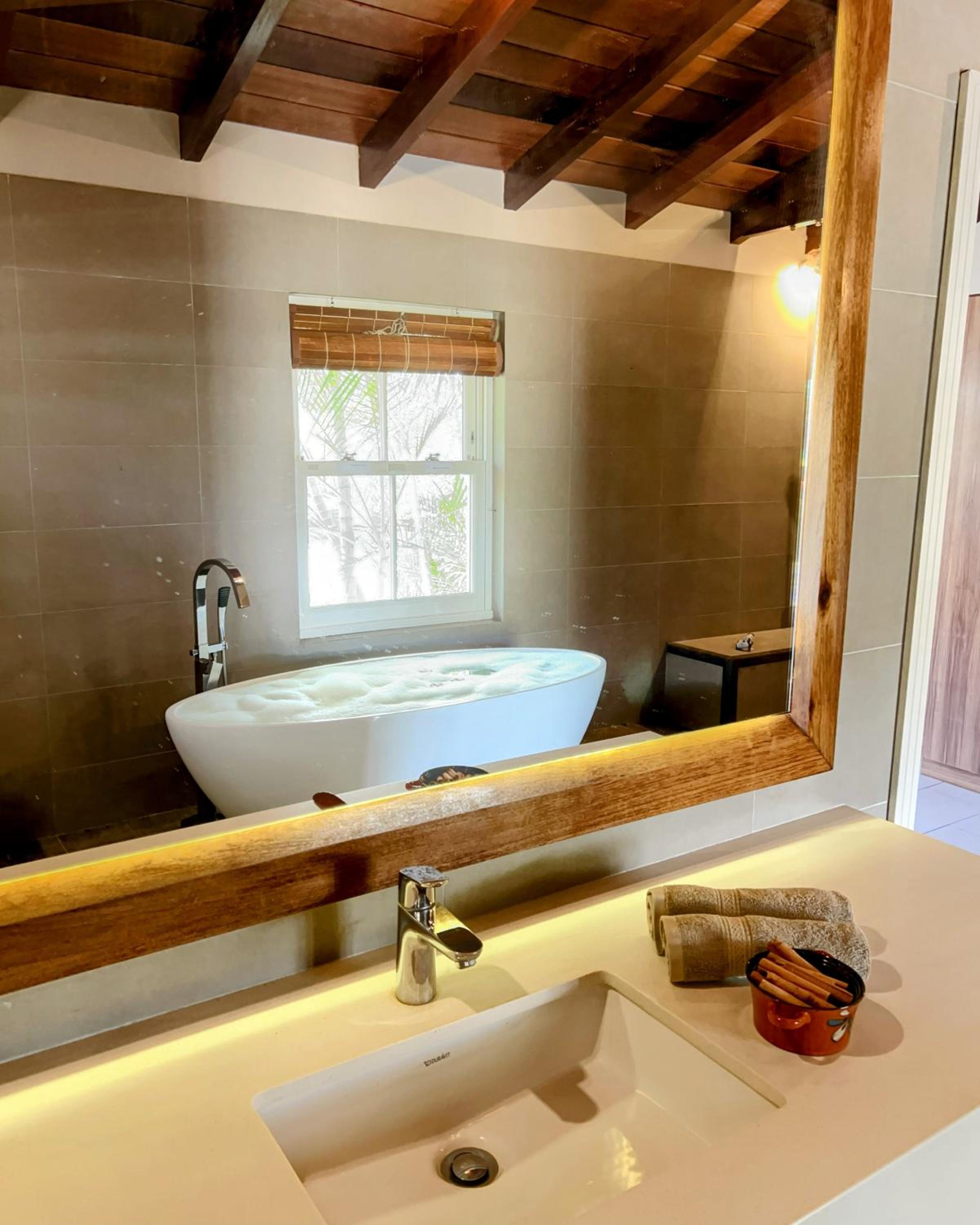 Cinnamon Room Four-Poster Bed, Freestanding Bath, Walk-In Shower & Infinity Pool photo 5