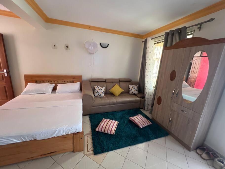 Studio apartment with pool view 4
