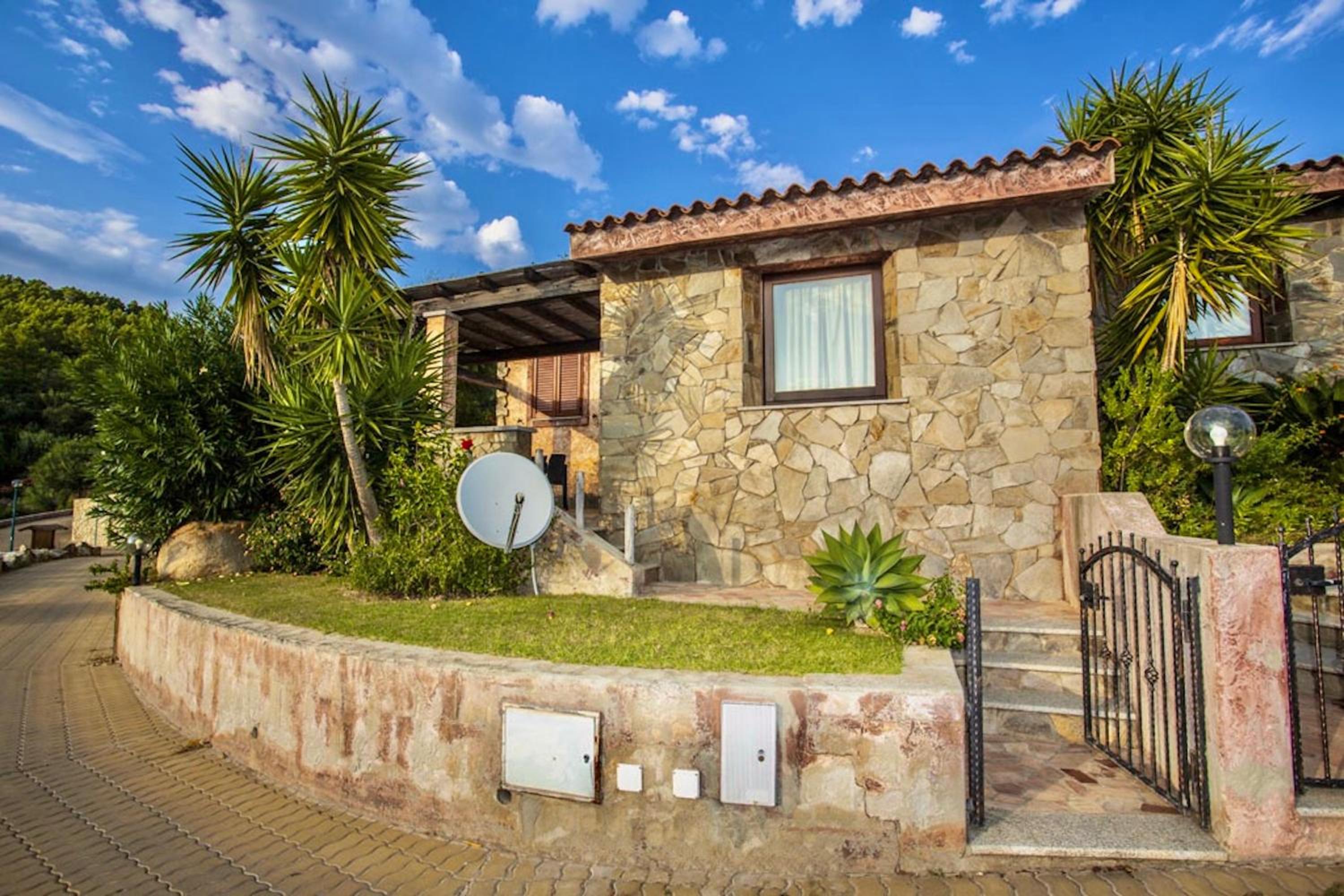 Villas in Porto Corallo just 400 meters from the sea photo 3