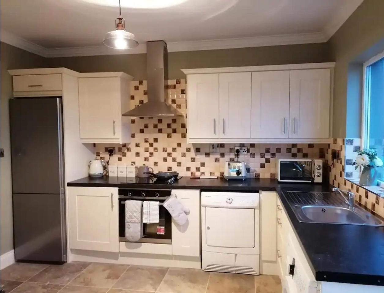2 Bed Flat - Sleeps 4 - Garden - Parking - Wifi view 3