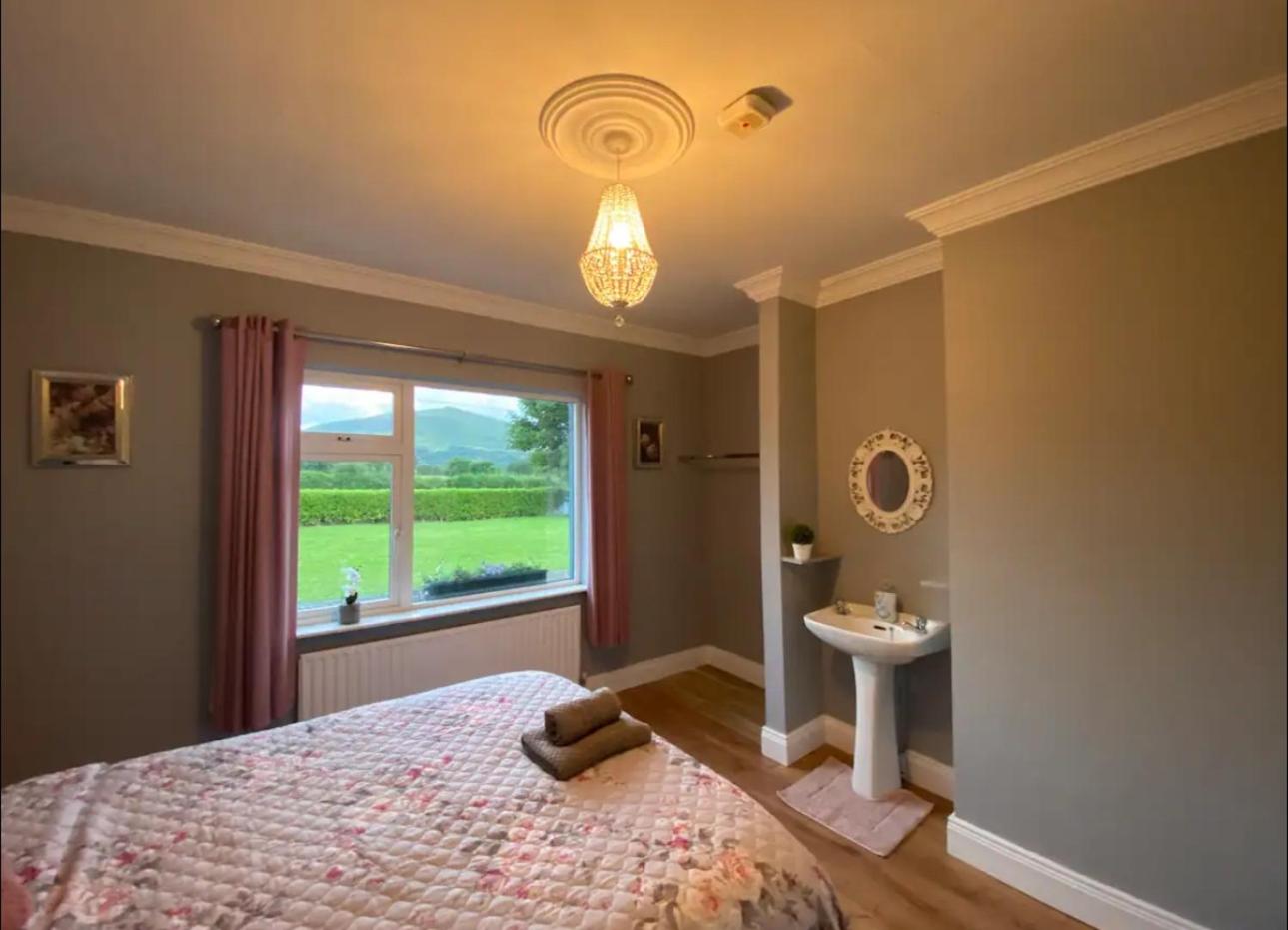 2 Bed Flat - Sleeps 4 - Garden - Parking - Wifi view 5