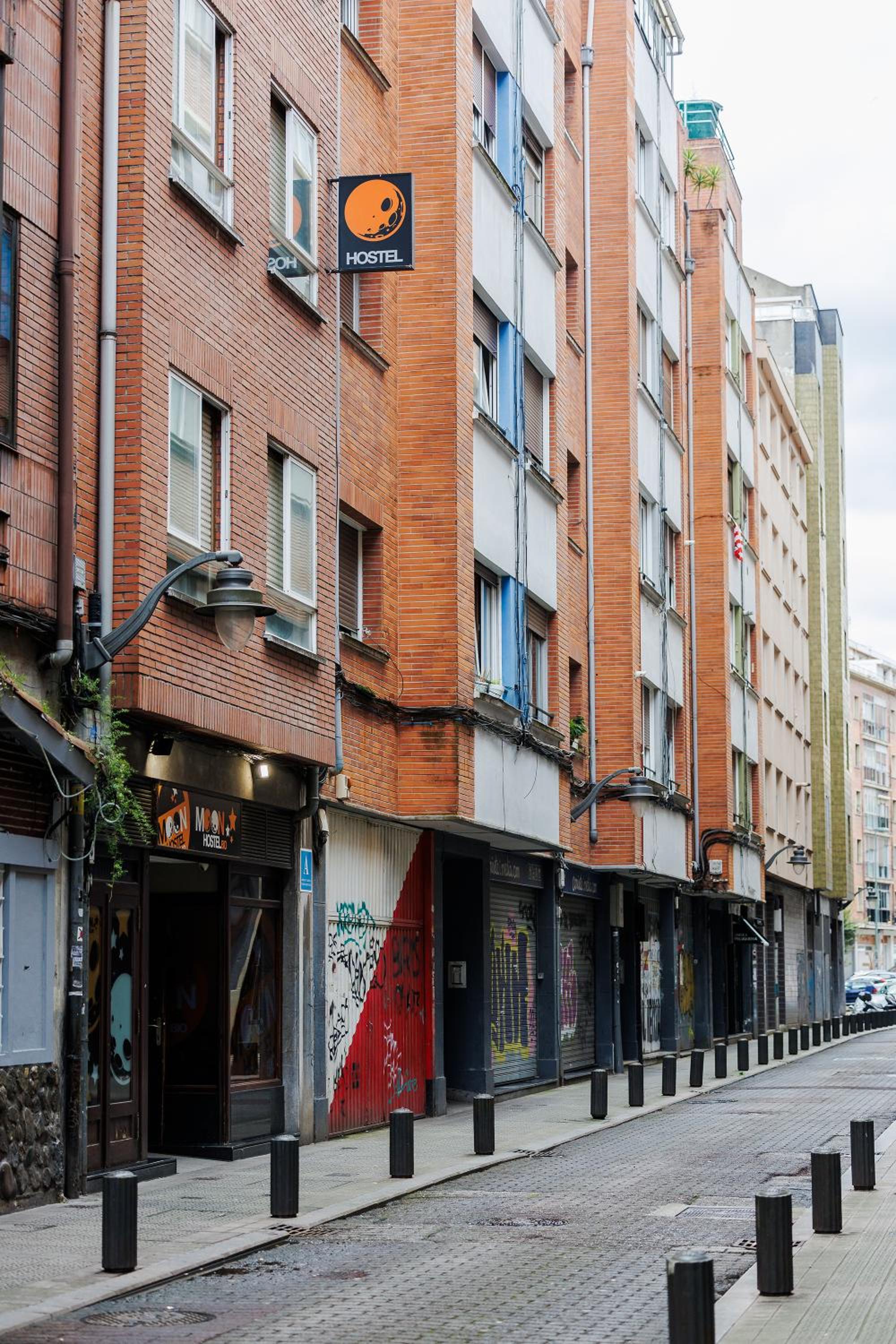 Moon Hostel Bio