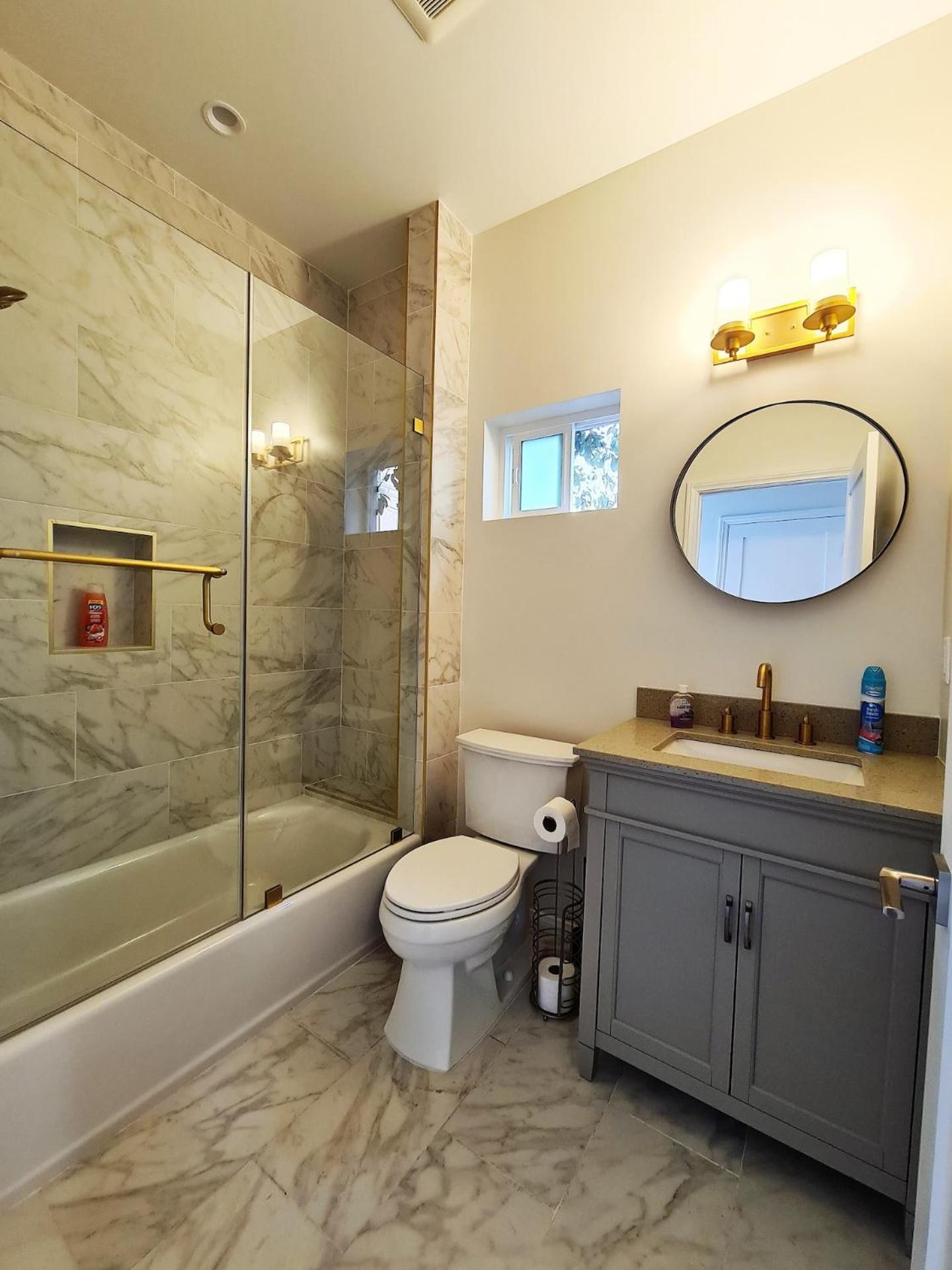 Prime LA 2 bedroom & 3 bath home Beverly Hills adj