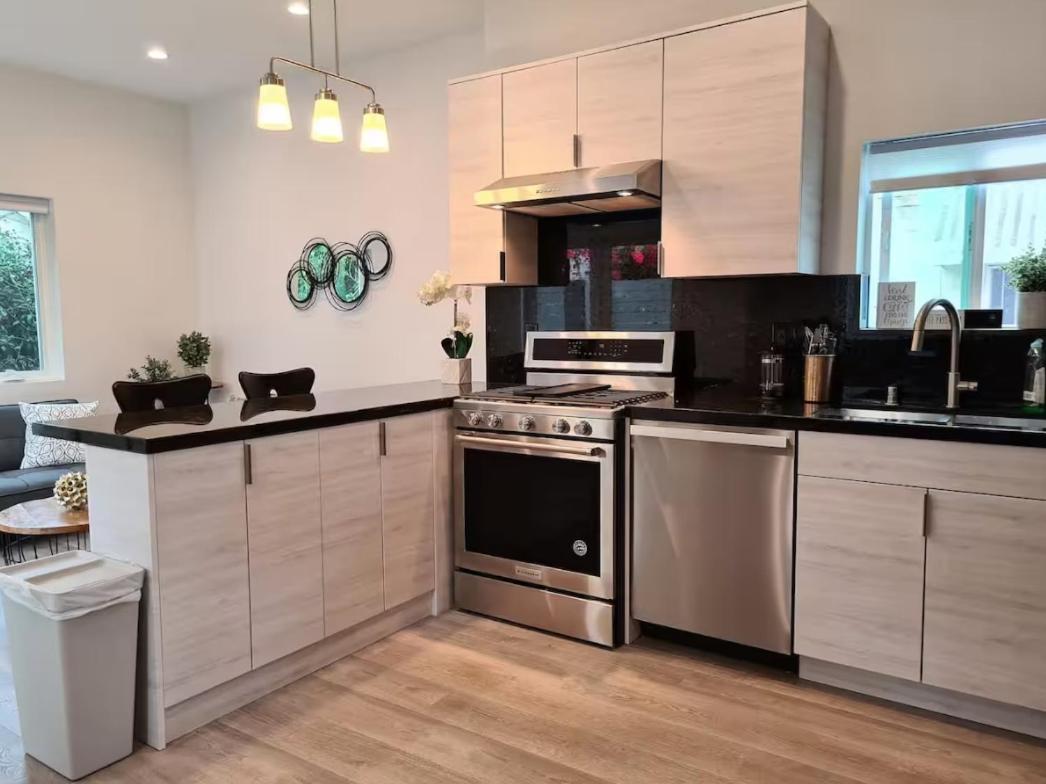 Prime LA 2 bedroom & 3 bath home Beverly Hills adj
