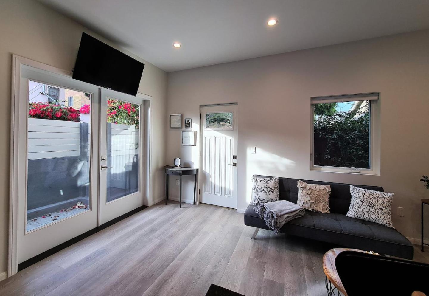 Prime LA 2 bedroom & 3 bath home Beverly Hills adj