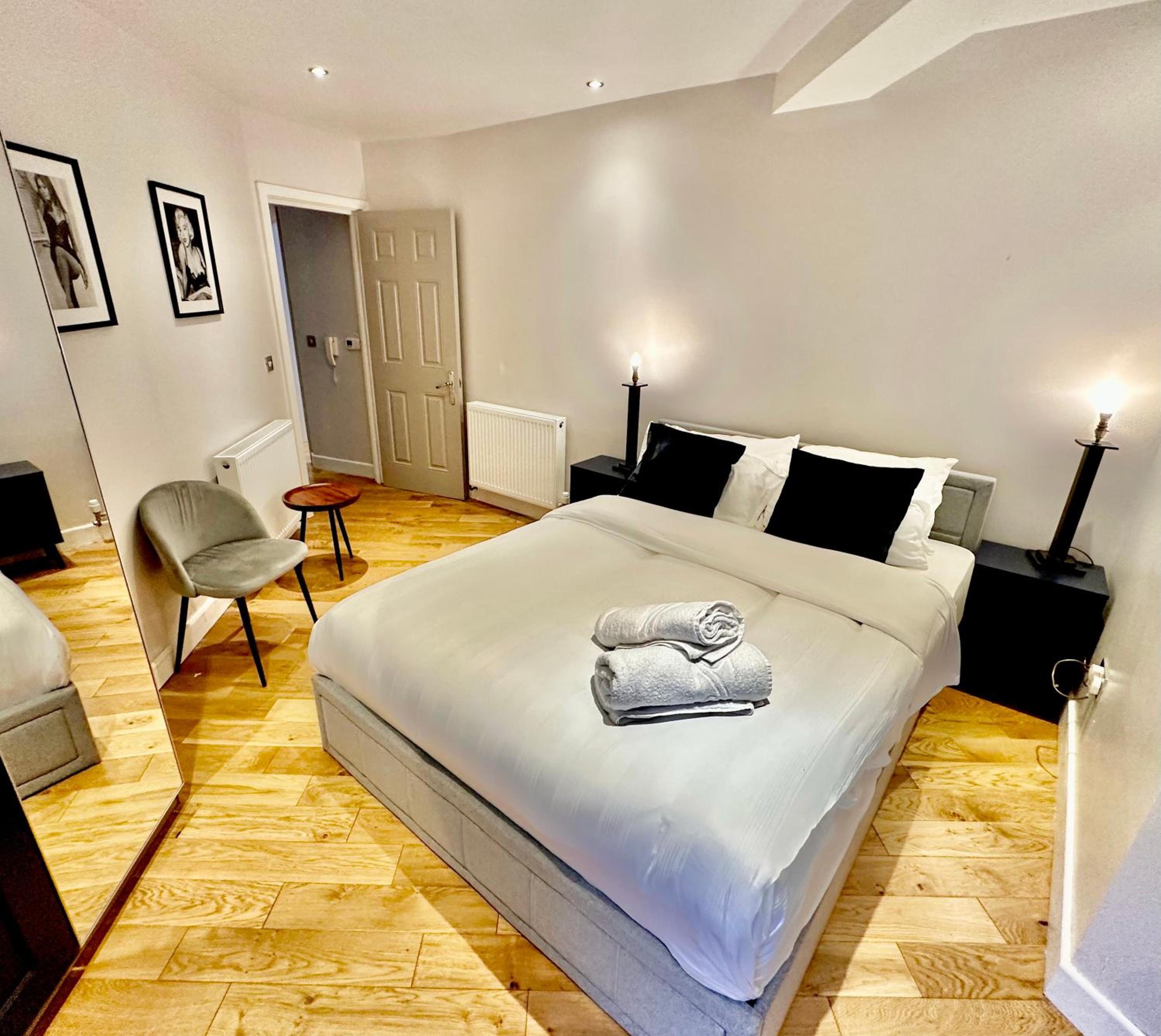 Double and Triple Rooms UNBEATABLE LOCATION by Piccadilly Circus view 3