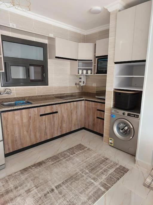 Luxurious 3 Bedroom Apt view 5