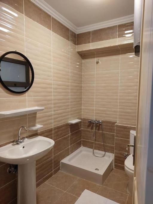 Luxurious 3 Bedroom Apt view 4
