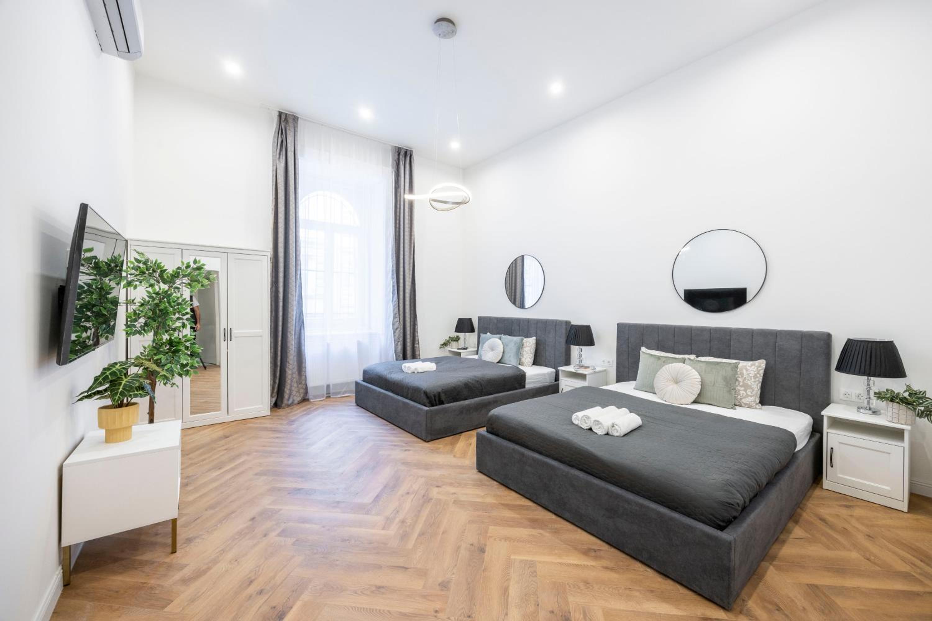 Charming E24 Grand Residence Next to the Andrássy Fashion St view 3