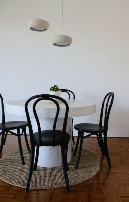 Large 2BR w AC balcony parking pet friendly