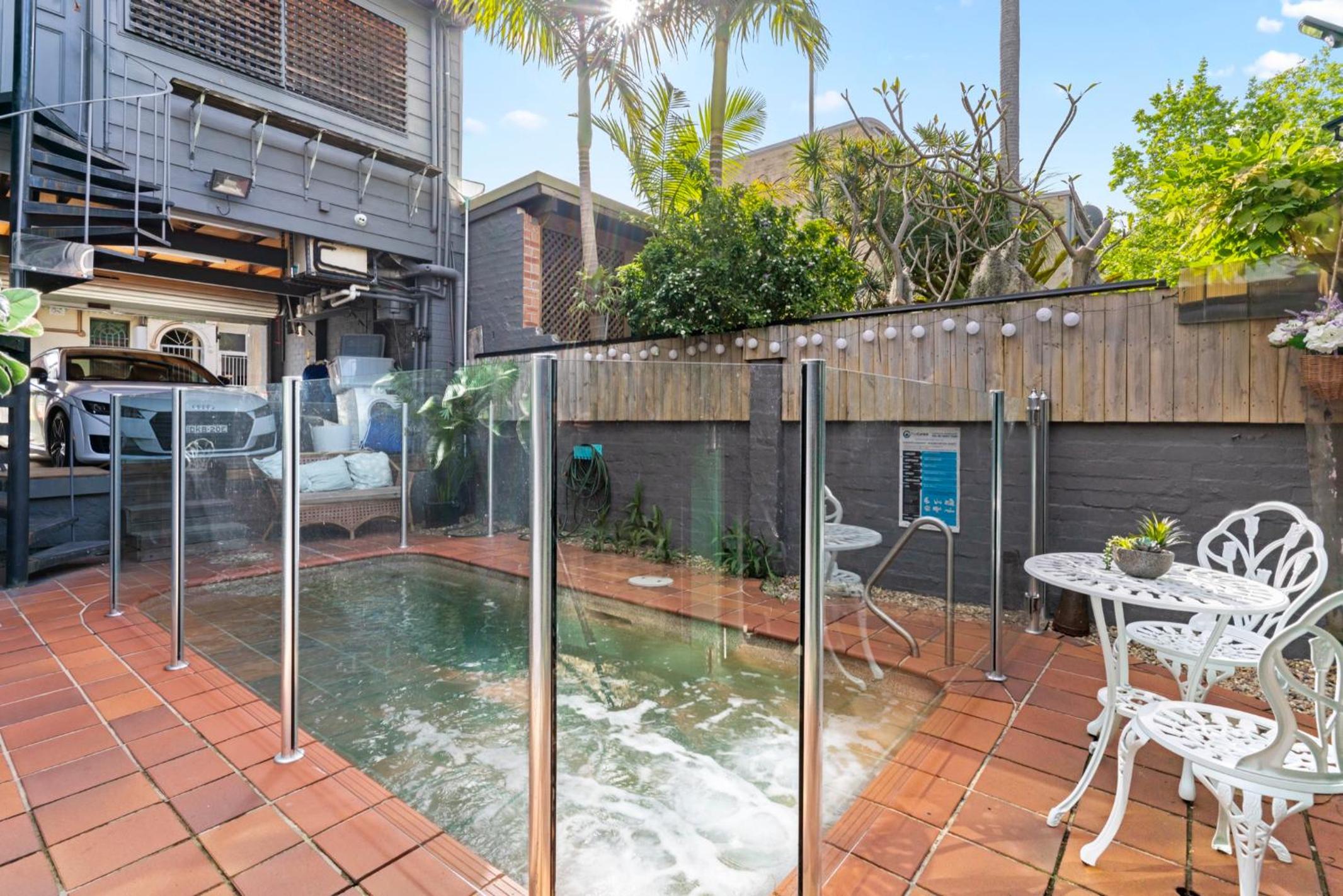 Country in City Darling Harbour Retreat Pool