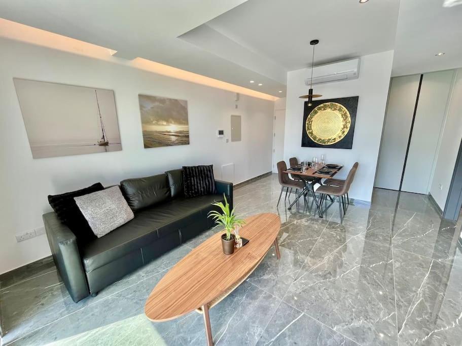 V-Premium Brand New Central flat