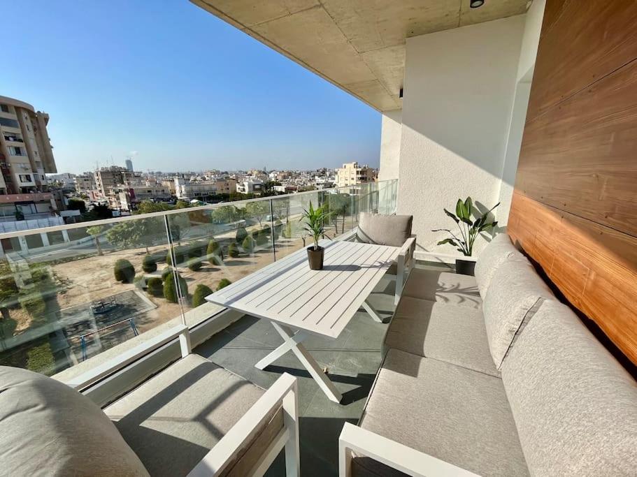 V-Premium Brand New Central flat