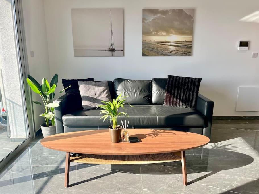 V-Premium Brand New Central flat