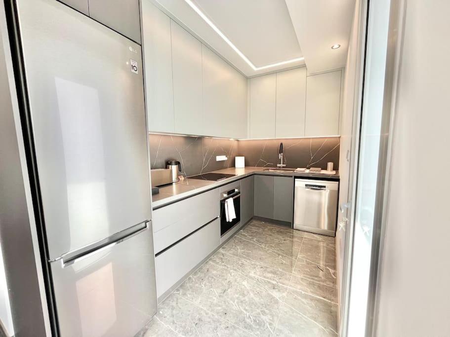 V-Premium Brand New Central flat