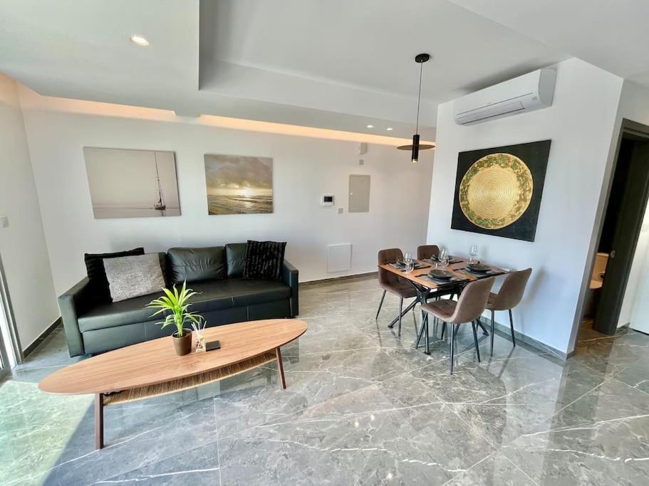 V-Premium Brand New Central flat