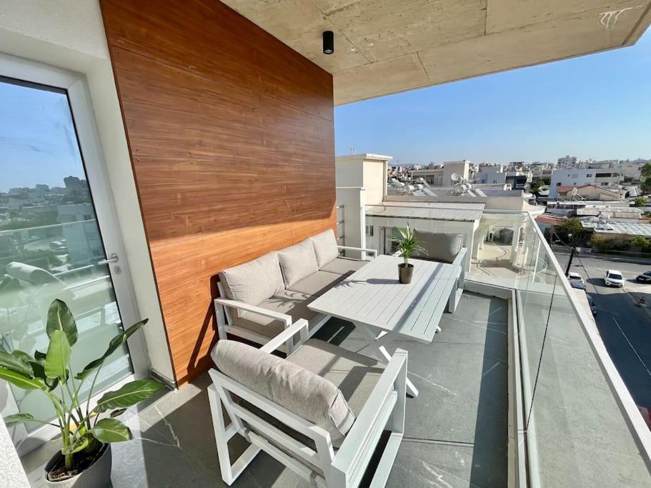 V-Premium Brand New Central flat