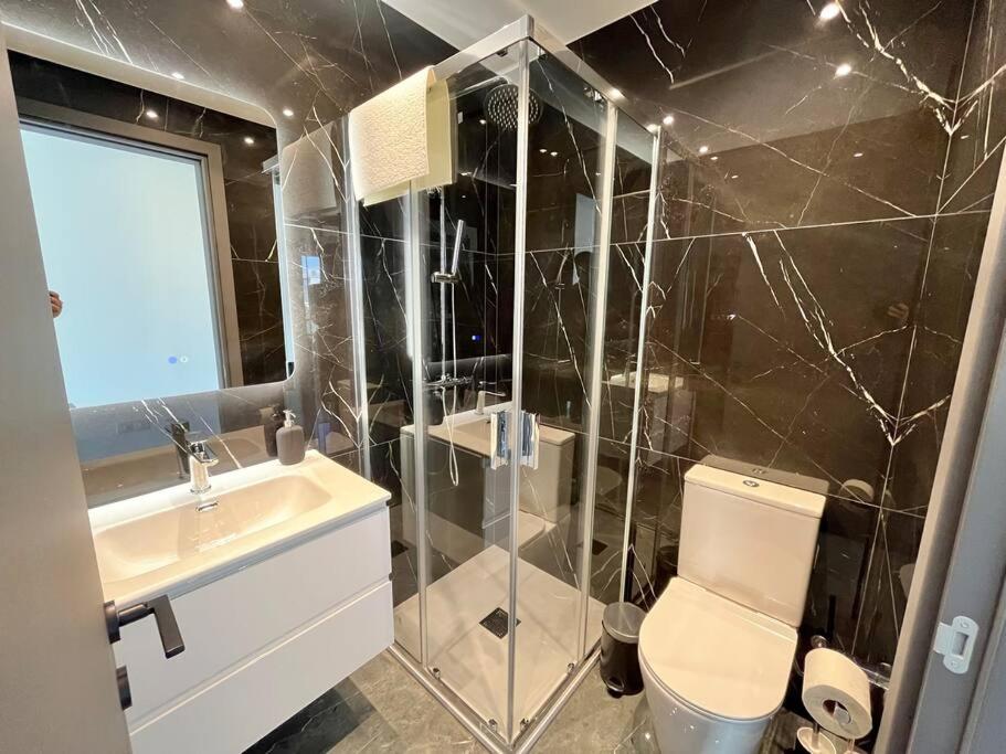 V-Premium Brand New Central flat