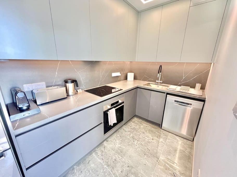 V-Premium Brand New Central flat